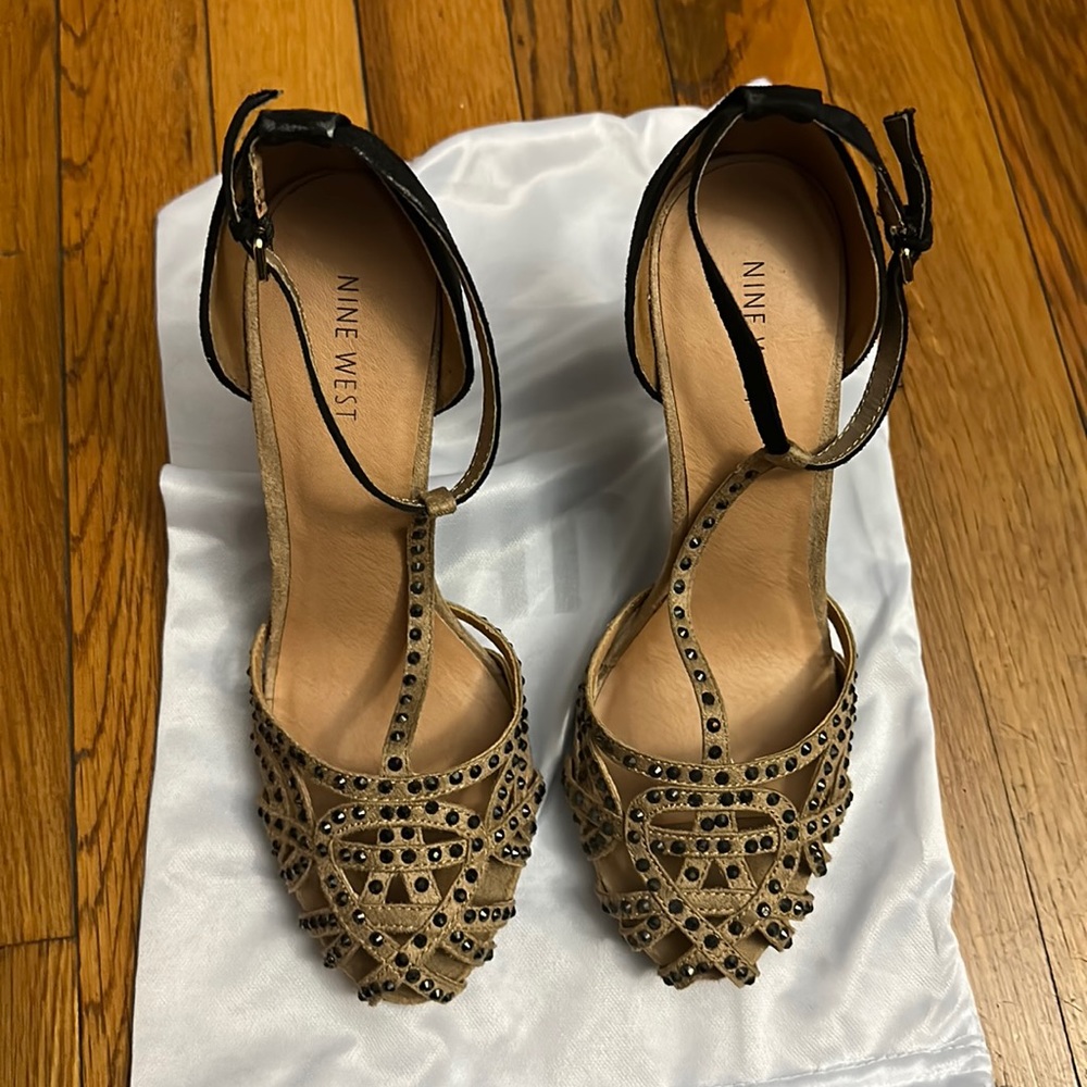 Size 8; Nine West high heeled shoe